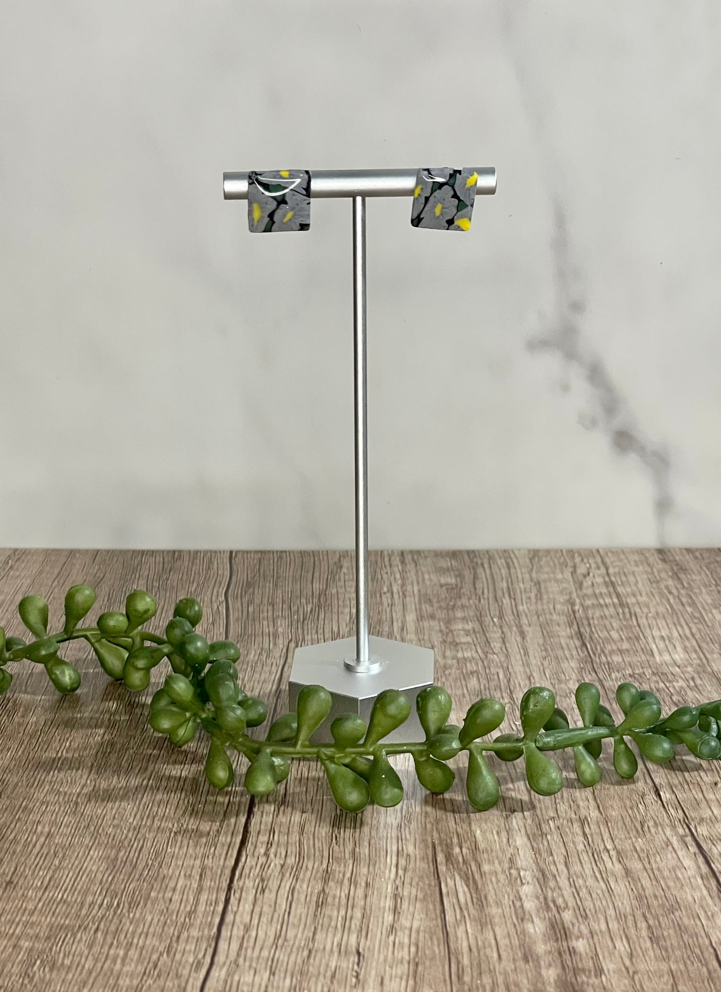 Light grey flower earrings