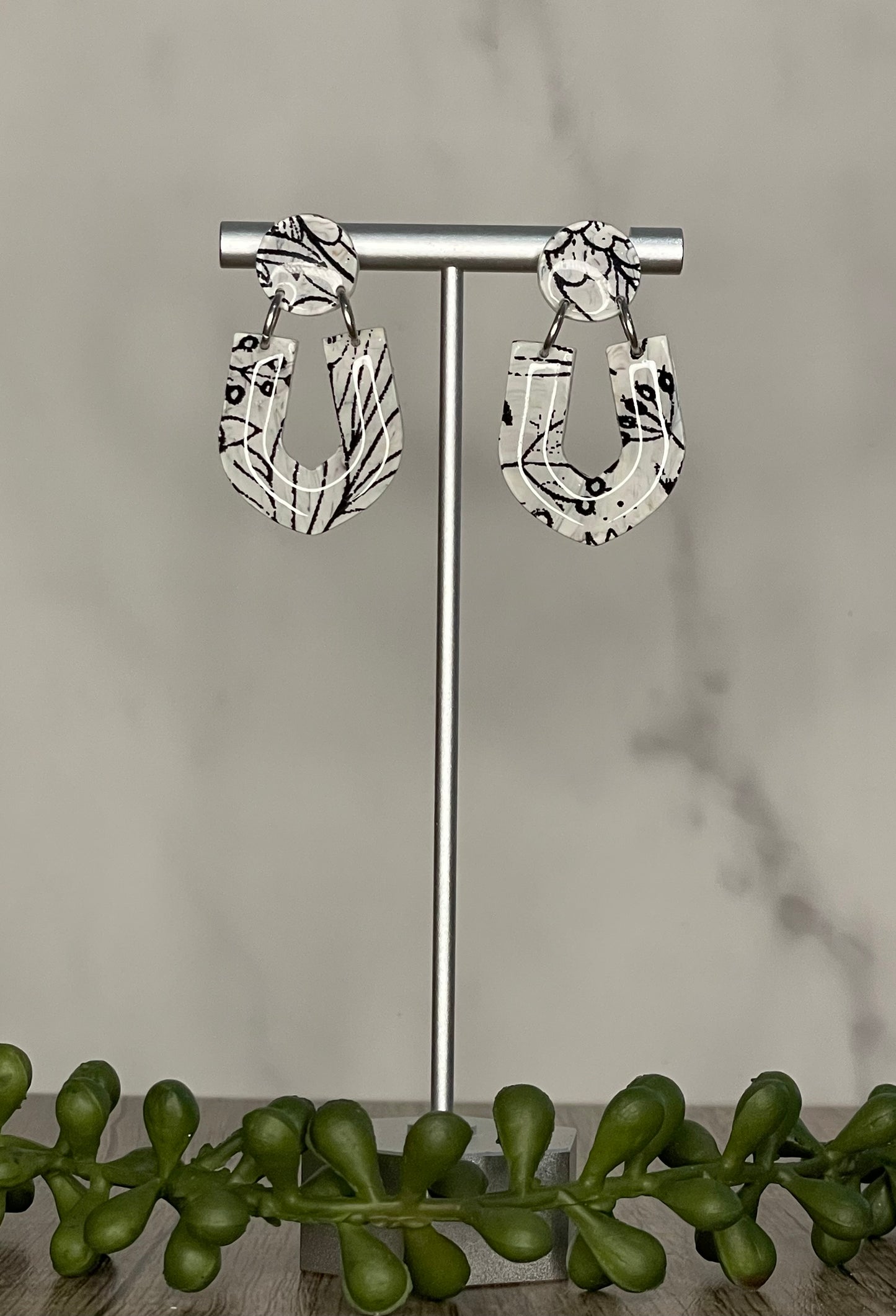 Elegant lucky horse shoe stud earrings