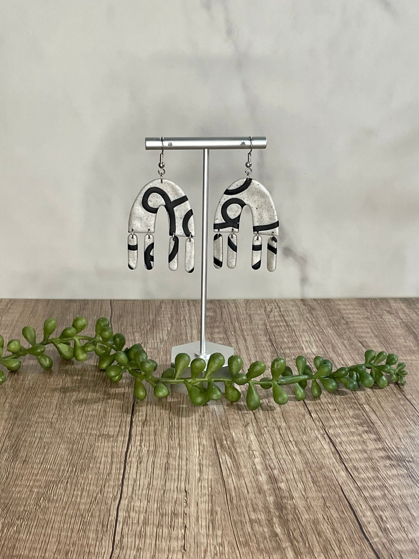 Squiggle arch dangle earrings