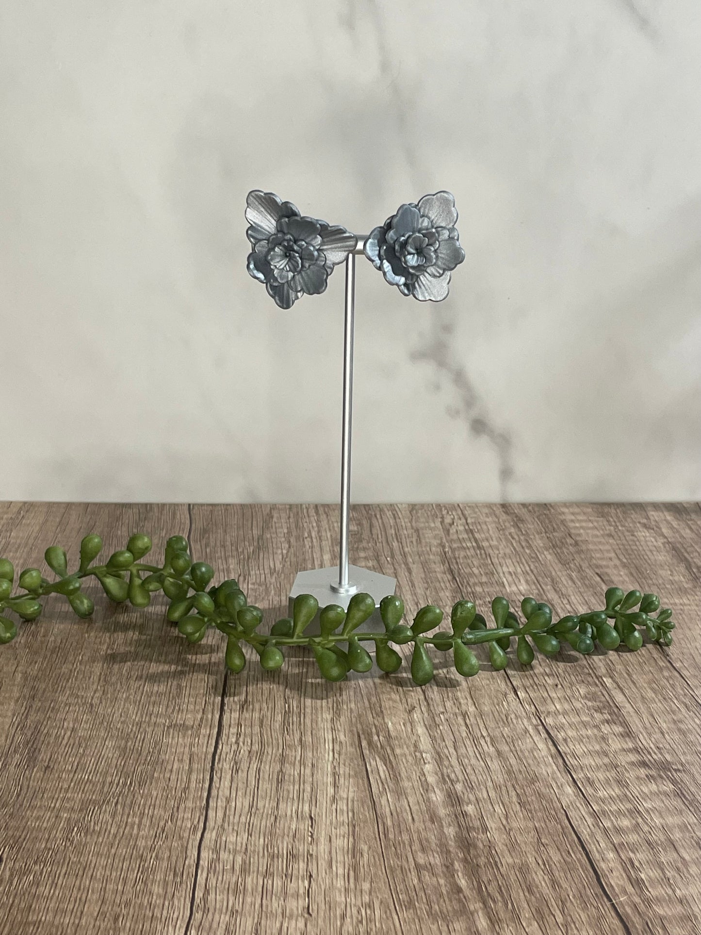 Sculpted flower stud earrings