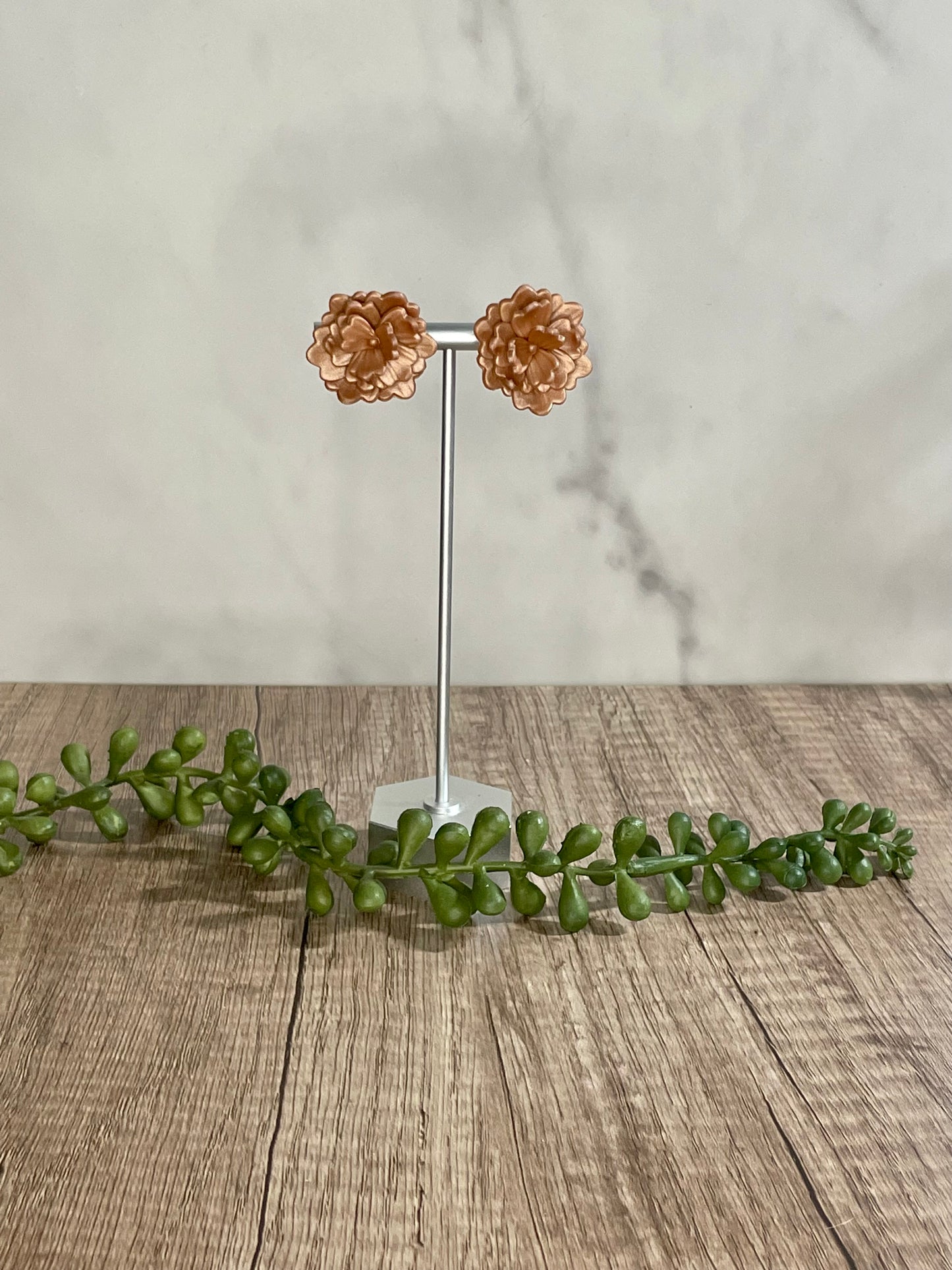 Sculpted flower stud earrings