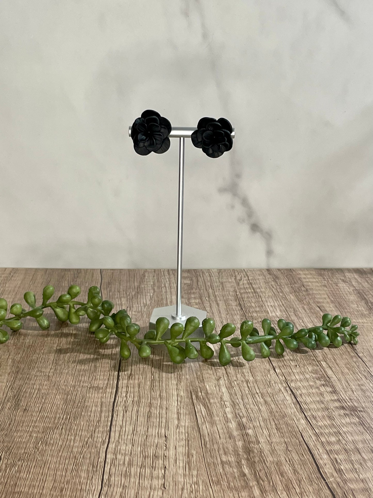 Sculpted flower stud earrings