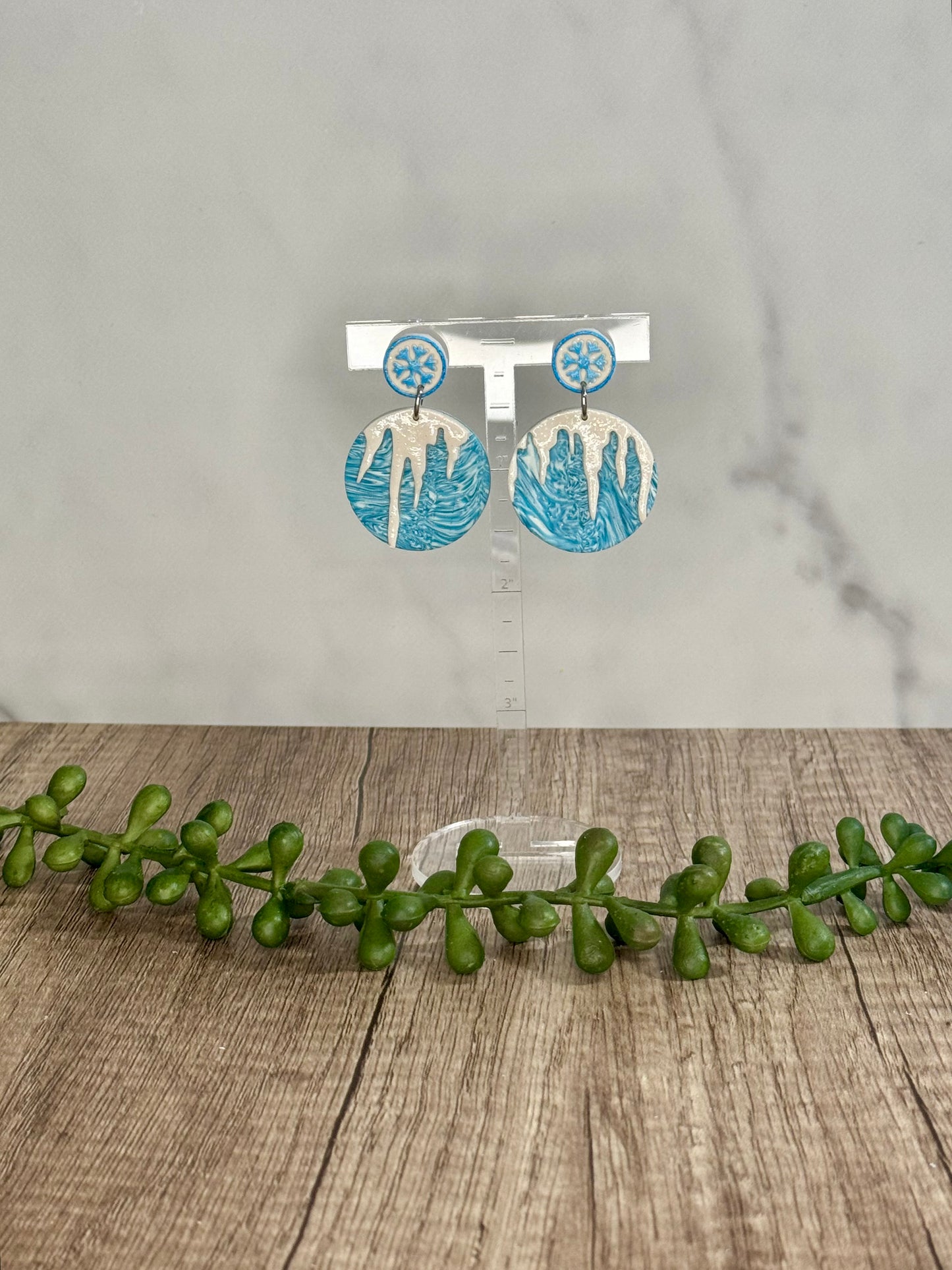 Frost stud earrings